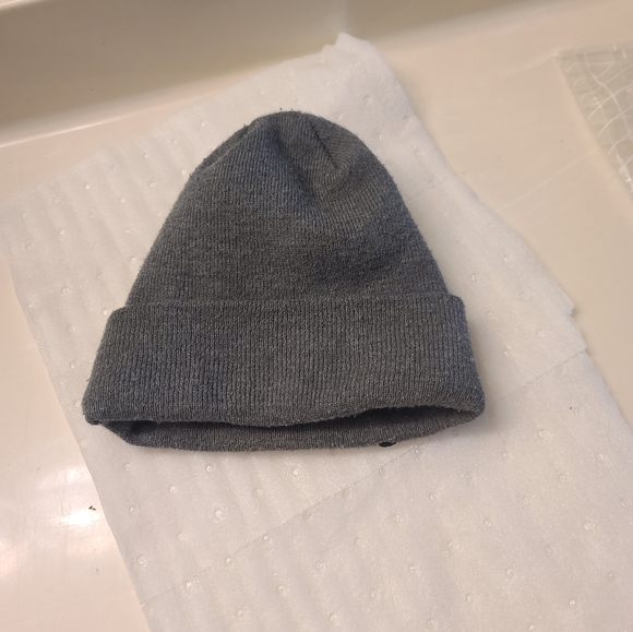 Grey NY Yankees Beanie - Picture 4 of 6